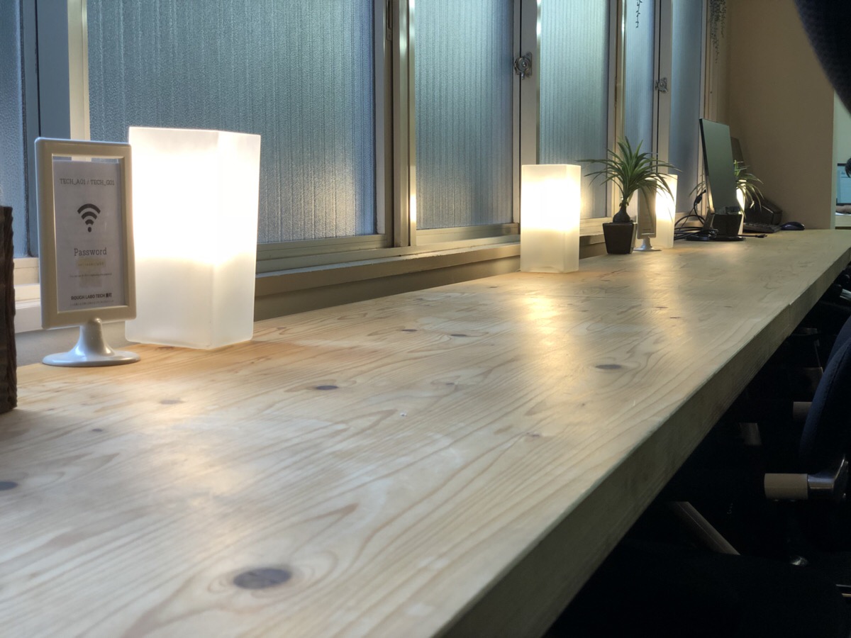 ROUGH LABO TECH 扇町 / オフィス・コワーキングスペース【駅前】ジャスの流れるスタイリッシュな会議スペース