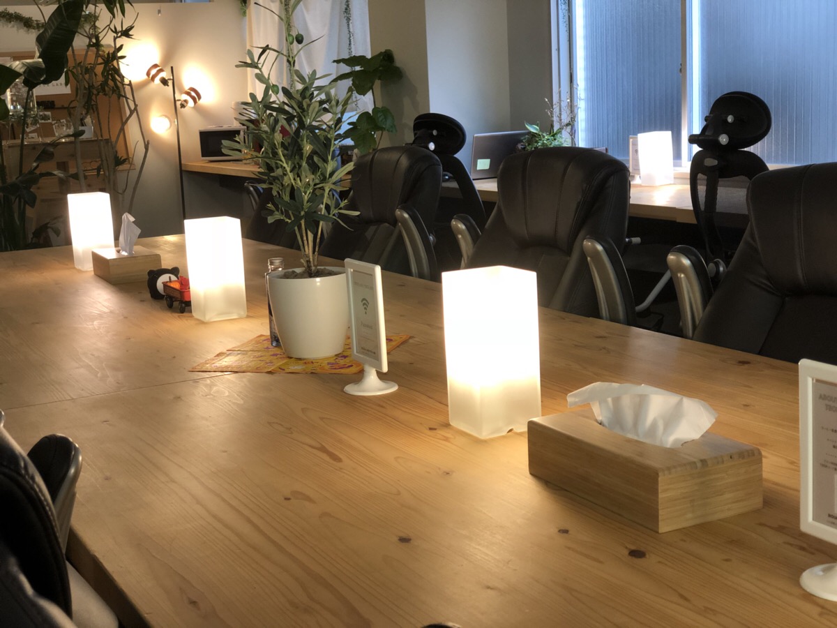 ROUGH LABO TECH 扇町 / オフィス・コワーキングスペース【駅前】ジャスの流れるスタイリッシュな会議スペース