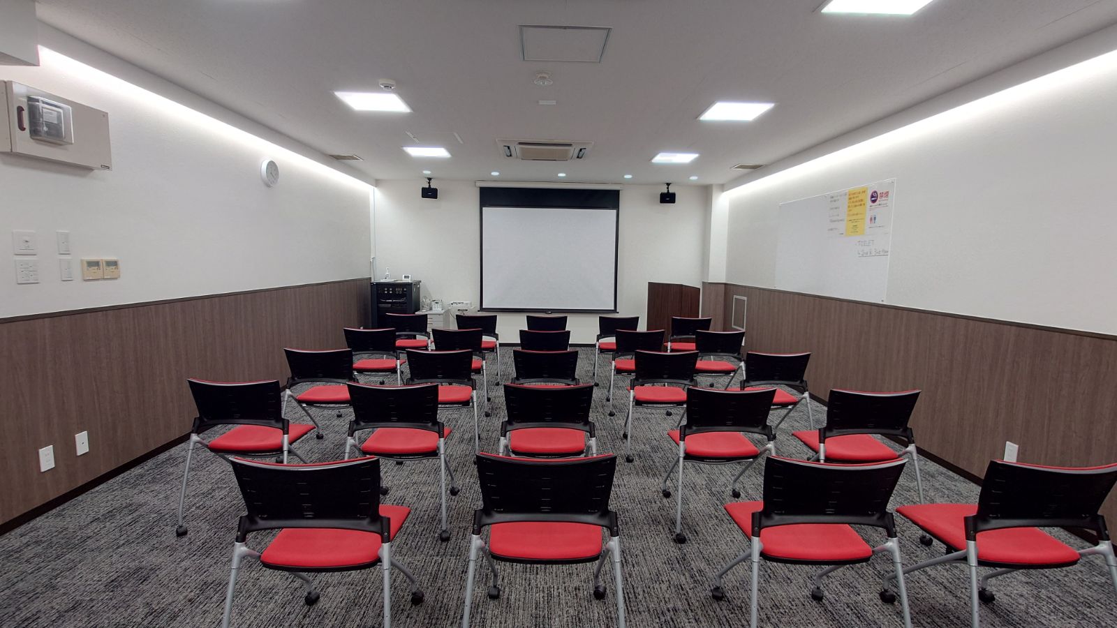 ニュー共栄ビル地下会議室