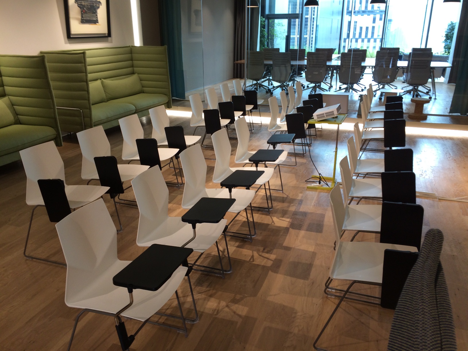 HandShake Lounge